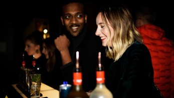 Το αλκοόλ φέρνει τους ξένους πιο κοντά σωματικά