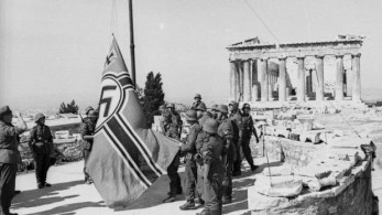 Σαν σήμερα το 1941 Γλέζος και Σάντας κατεβάζουν τη ναζιστική σημαία από την Ακρόπολη Σαν σήμερα το 1941 Γλέζος και Σάντας κατεβάζουν τη ναζιστική σημαία από την Ακρόπολη