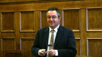 Μόσιαλος: Θα ζούμε για πολλές δεκαετίες με τον κορωνοϊό