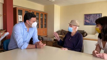 Με τον πρώτο εμβολιασθέντα κατά του κορωνοϊού στη χώρα μας συναντήθηκε ο Κικίλιας