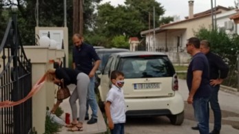 Έγκλημα στα Γλυκά Νερά: Συγκινητικές στιγμές έξω από το σπίτι της 20χρονης