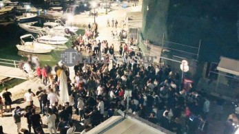 Χανιά: Συνωστισμός και κορωνοπάρτι ντροπής στο Ενετικό Λιμάνι το Μ. Σάββατο (Vid)