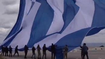 Στη λίμνη Πλαστήρα, η μεγαλύτερη ελληνική σημαία στον κόσμο