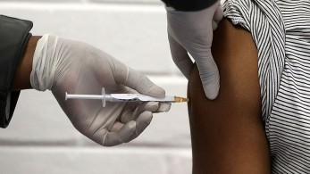 Παγώνη: Μόνο το 10% όσων εμβολιάζονται έχουν συμπτώματα