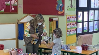 Με λουλούδια και τραγούδια υποδέχτηκαν τη Ζέττα Μακρή οι μαθητές του Βόλου