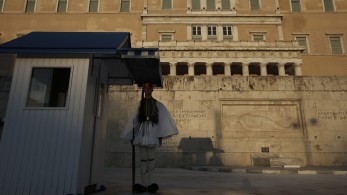Πρώην ΟΥΚας προσπάθησε να αρπάξει όπλο Εύζωνα