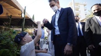 Μητσοτάκης στην Καλαμαριά: Οι διάλογοι με πολίτες για εμβόλια και self test (video)