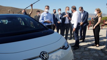 Αστυπάλαια: Συνάντηση Μητσοτάκη με τον διευθύνοντα σύμβουλο της Volkswagen- Τι είπαν