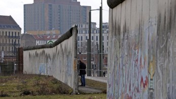 Ο Τσίπρας, η πανδημία και το τείχος του Βερολίνου