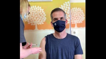 Διασπορά fake news από “Αυγή” για το εμβόλιο του Μπακογιάννη