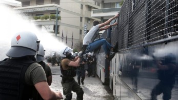 Τρεις συλλήψεις, δύο αστυνομικοί τραυματίες σε επεισόδια έξω από την πρεσβεία του Ισραήλ