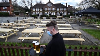 Βρετανία: Αρνείται, η κυβέρνηση, καθυστέρηση στην αυστηροποίηση περιορισμών