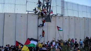 Λίβανος: Εκατοντάδες Λιβανέζοι, με παλαιστινιακές σημαίες, στην κηδεία μέλους της Χεζμπολάχ