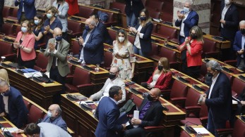 Κόμμα-οπερέτα: Ο ΣΥΡΙΖΑ ψήφισε τα 17 από τα 23 άρθρα του ν/σ για την συνεπιμέλεια