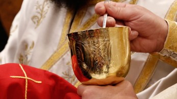 Σε αργία ιερέας επειδή… χρησιμοποίησε κουταλάκια μιας χρήσης στη Θεία Κοινωνία