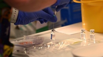 Εμβολιασμοί: Ένα εκατ. δόσεις ακόμα για το τείχος ανοσίας