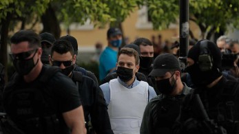 Γλυκά Νερά: Στον ανακριτή ο συζυγοκτόνος-Έντονες αποδοκιμασίες στα δικαστήρια