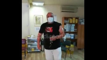 Γιάννης Κατσίγιαννης: Γιόρτασε τον εμβολιασμό του με ένα τραγούδι acapella (video)