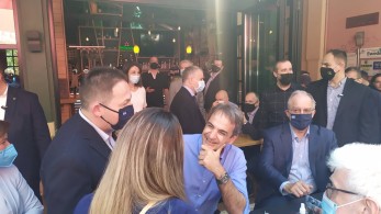 Ιωάννινα: Χαλαρή βόλτα και επικοινωνία με τους πολίτες για τον πρωθυπουργό