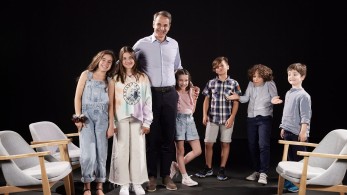 Τα παιδιά της Atraktos Kids «ανακρίνουν» τον πρωθυπουργό (video)