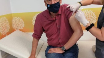 Εμβολιασμοί: Τα εύσημα Τσακαλώτου στην κυβέρνηση κι ο κακός χαμός στην Κουμουνδούρου