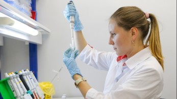 Σερβία: Άρχισε να παράγει μαζικά το εμβόλιο “Sputnik V”