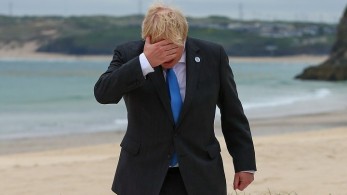 Βρετανία: Ο Τζόνσον πιθανόν να καθυστερήσει την άρση των περιοριστικών μέτρων