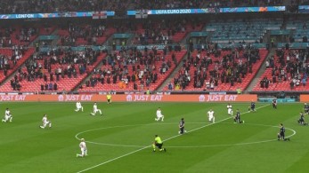 Γουέμπλεϊ: “Γονάτισαν” …τον ρατσισμό Άγγλοι και Σκωτσέζοι στον “ναό” τους