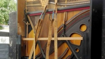 Θεσσαλονίκη: Πιάνο-θησαυρός 100 ετών ανασύρθηκε από τα σκουπίδια και “ξαναζεί”