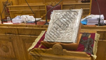 Επίθεση στη Μονή Πετράκη: Συγκλονιστικές εικόνες από την αίθουσα συνεδριάσεων