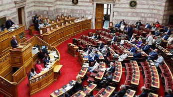 Βουλή: Ψηφίστηκε το νομοσχέδιο για την αντιμετώπιση του “μαύρου χρήματος”