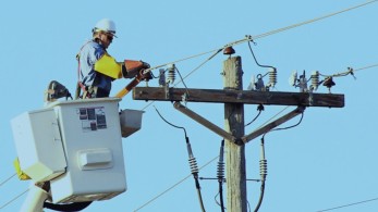 ΔΕΔΔΗΕ: αγώνας δρόμου για να αποκατασταθεί η ηλεκτροδότηση στις πληγείσες περιοχές