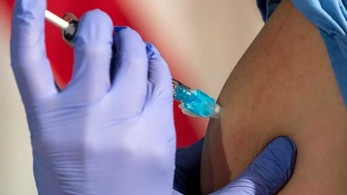 Γιατρομανωλάκης για 150 ευρώ: Θα τα λάβουν και νέοι που έχουν ήδη εμβολιαστεί