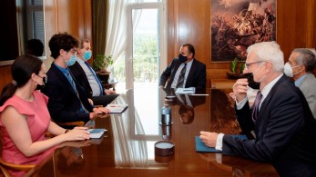 Οι ελληνοαμερικανικές σχέσεις στο επίκεντρο συνάντησης ΥΕΘΑ με Ντέιβιντ Χάρρις του AJC