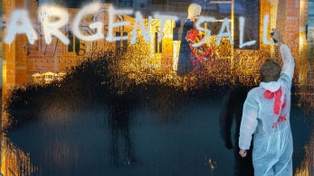 Γαλλία: Ακτιβιστές έριξαν μαύρη μπογιά σε κατάστημα του μεγιστάνα Αρνό (vid)