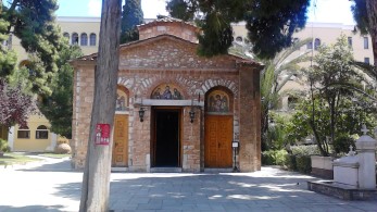 Εικόνες σοκ μέσα από τη Μονή Πετράκη: Τι δήλωσε ο δικηγόρος του δράστη