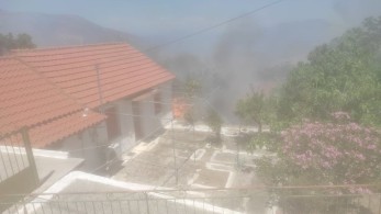 Κεφαλονιά: Έφθασε σε αυλές σπιτιών η φωτιά στο Καπανδρίτι