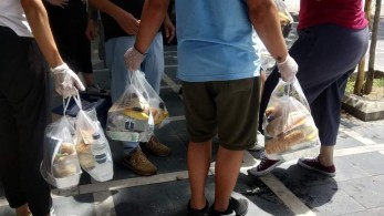 Φαγητό σε άστεγους και άπορους μοίρασε το ΚΕΘΕΑ