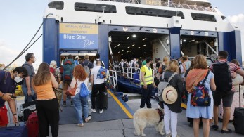 Απίστευτο περιστατικό: Επεισόδιο στο λιμάνι του Πειραιά με κάμεραμαν του ΣΚΑΪ και πολίτη (Vid)