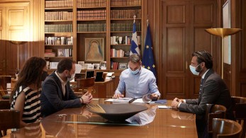 Συνάντηση Μητσοτάκη με στελέχη ΕΛΛΕΤ: Παρέλαβε μελέτη για τη φέρουσα ικανότητα στη Σαντορίνη