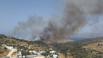 Μαίνεται η φωτιά στην Πάρο-Κοντά σε σπίτια οι φλόγες (vid)