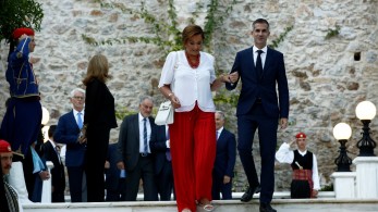 Ο Κώστας Μπακογιάννης τρολάρει την Ντόρα: Μάνα, μην τους κυνηγάς με το ταπεράκι