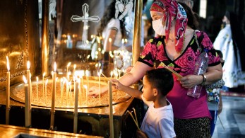 Εκκλησία: «Δεν υπάρχει μικροτσίπ – Χριστιανοί εμβολιαστείτε» – Εγκύκλιος ΔΙΣ σε όλους τους ναούς