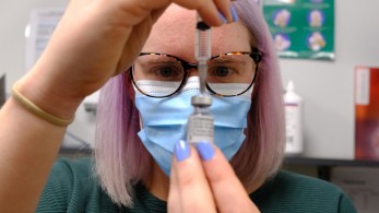 Εμβόλιο Pfizer: «Ισχυρή προστασία» κατά της μετάλλαξης Δέλτα με τρίτη δόση