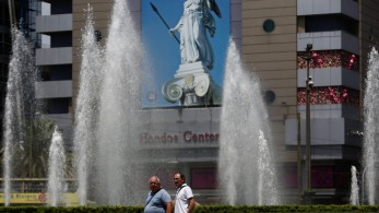Παραδομένη στον καύσωνα η χώρα: Πού το θερμόμετρο θα δείξει 44