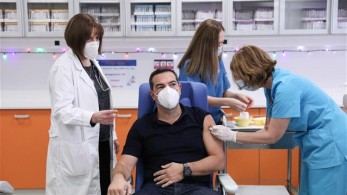 Οι «εμβολιασμένοι αντιεμβολιαστές» της πολιτικής