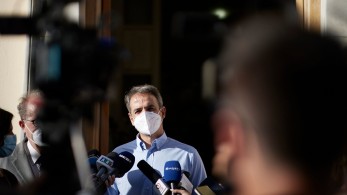 Μητσοτάκης: «Οι Έλληνες είτε θα εμβολιαστούν, είτε θα νοσήσουν»