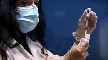 Την Τρίτη η εξειδίκευση των μέτρων για υποχρεωτικό εμβολιασμό και χώρους ψυχαγωγίας