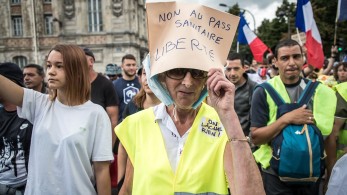 Γαλλία: Διαδηλώσεις στο Παρίσι και σε άλλες πόλεις κατά του πιστοποιητικού υγείας