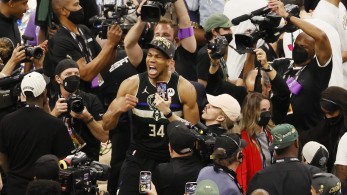 Γιάννης Αντετοκούνμπο: Ο νέος βασιλιάς του NBA -Οδήγησε τους Μπακς στον τίτλο με 50 πόντους